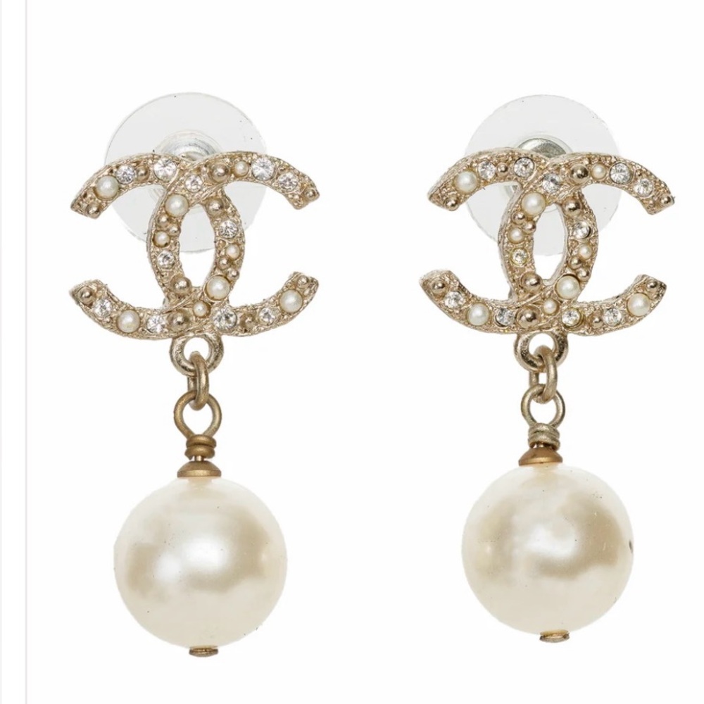 100% automatic Chanel Faux Pearl & Strass CC Logo Drop Earrings